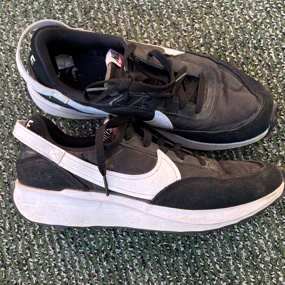 Nike Men's Waffle Black and White